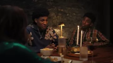 Alchemist Sweat à capuche imprimé en bloc porté par Egypt Greene (Armani Barrett) comme on le voit dans All’s Fair (S01E04)