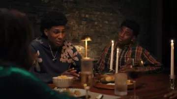 Camisa Carhartt WIP Hobart usada por Elijah Greene (Joshua Suitar) como se ve en All's Fair (S01E04)