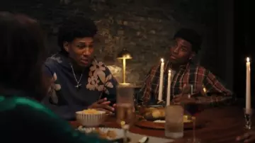 Chemise Carhartt WIP Hobart portée par Elijah Greene (Joshua Suitar) comme on le voit dans All’s Fair (S01E04)