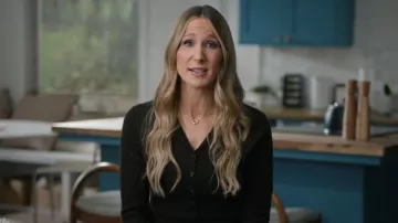 Guess Eco Ribbed Miranda Sweater Top usado por Nikki Glaser como se ve en Saturday Night Live (S51E05)