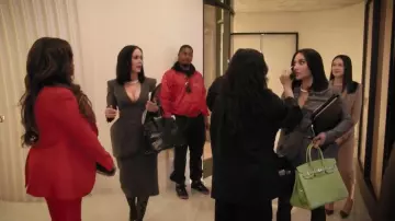 Hermes Pelouse Alligator Birkin 35 con herrajes de paladio usado por Kim Kardashian como se ve en The Kardashians S07E02)