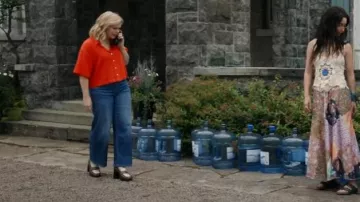 Mocasines Sezane Jessie Multicolor Chocolate usados por Samantha Arondekar (Rose McIver) como se ve en Ghosts (S05E02)