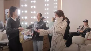 Robe en coton mélangé Skims Terry portée par Khloé Kardashian vue dans The Kardashians (S07E03)