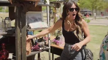 Débardeur côtelé à encolure dégagée porté par Alison Victoria comme on le voit dans Sin City Rehab (S01E08)