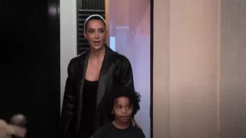 Manteau en cuir noir Balenciaga porté par Kim Kardashian comme on le voit dans The Kardashians (S07E03)