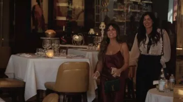 Saint Laurent Cassandra Sac à bandoulière en cuir à poignée supérieure porté par Alison Victoria comme on le voit dans Sin City Rehab (S01E08)