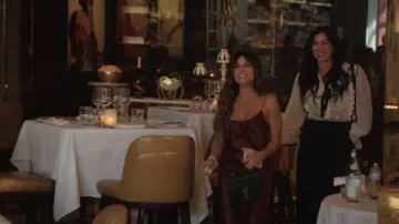 Saint Laurent Cassandra Sac à bandoulière en cuir à poignée supérieure porté par Alison Victoria comme on le voit dans Sin City Rehab (S01E08)