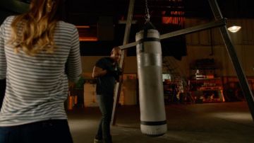 Les sneakers vertes Adidas portées par James Olsen (Mehcad Brooks) dans Supergirl