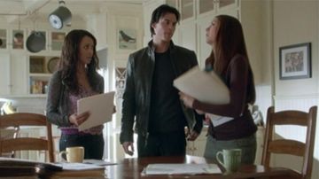 La jupe kaki "déchirée" de Elena Gilbert dans la saison 3 de The Vampire Diaries