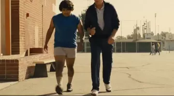 Les sneakers Nike blanches dans McFarland