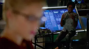 Les sneakers Lacoste marrons portées par Curtis Holt (Echo Kellum) dans Arrow
