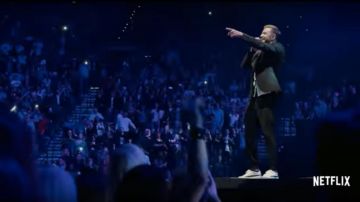 Les sneakers blanches de Justin Timberlake dans Justin Timberlake And The Tennessee Kids