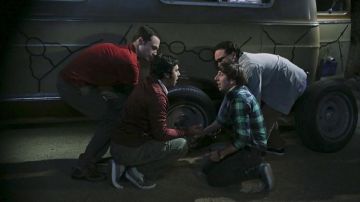 Shoes Vans checkered Rajesh Koothrappali (Kunal Nayyar)on The Big Bang Theory S09E03