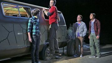 Los zapatos Converse negro bajo de Leonard Hofstadter (Johnny Galecki) en The Big Bang Theory S09E03