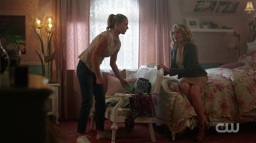 Les chaussures Superga de Betty Cooper (Lili Reinhart) dans Riverdale S01E01