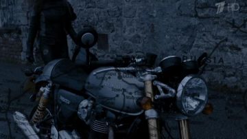 La moto Triumph de Sherlock Holmes (Benedict Cumberbatch) dans Sherlock