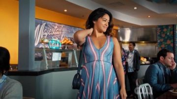 La robe vaporeuse rayée Sandro de Jane Villanueva (Gina Rodriguez ) dans Jane the virgin (S03E14)