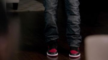 les baskets noir et rouge nike vu dans Black-ish