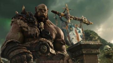 El martillo del destino de Orgrim (Robert Kazinsky) en Warcraft: The Beginning
