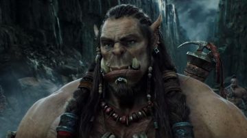 El hacha de Durotan (Toby Kebbell) en Warcraft: The Beginning