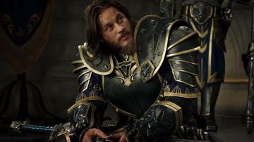 L'épée d'Anduin Lothar (Travis Fimmel) dans War­craft : Le com­men­ce­ment