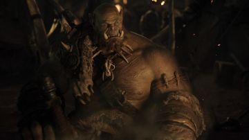 La máscara de Orgrim Martillo del destino (Robert Kazinsky) en Warcraft: The Beginning