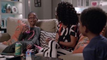 La Converse Rosa de Diane Johnson (Marsai Martin) en negro
