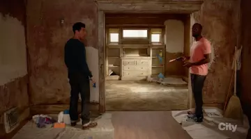 Les sneakers grises et noires de Winston Bishop (Lamorne Morris) dans New Girl