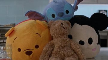 la peluche Stich de Diane John­son (Mar­sai Mar­tin) dans Black-ish