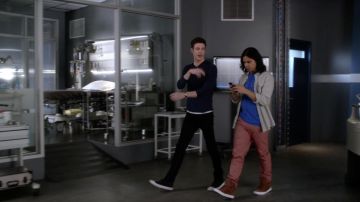 Las zapatillas beige y blancas de Reverb / Cisco Ramon (Carlos Valdés) en The Flash
