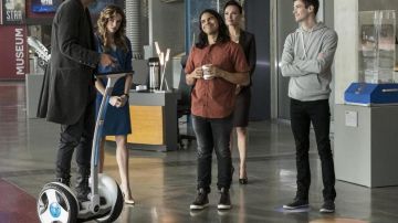 Reverb/Cisco Ramon's Rising Black Shoes (Carlos Valdés) en The Flash