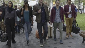 Zapatillas grises y blancas en Quantico