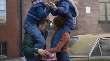 las auténticas furgonetas de Faith Stuart (Ashley Aufderheide) en Daddy cool