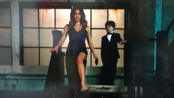 the dress of Paige Dineen ( Katharine McPhee ) in Scorpio