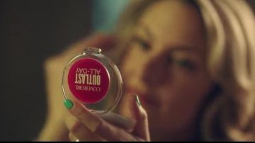 Polvo covergirl de Alice Cooper (Mädchen Amick) en Riverdale S01E05