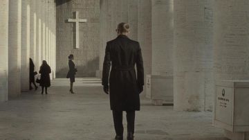 The leather gloves of James Bond (Daniel Craig) in Spectrum