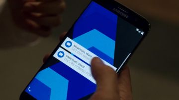 The Samsung Galaxy 7 of Danny Rand (Finn Jones) in Iron Fist