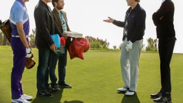 the sneakers of Jason Sudeikis in How to kill his boss 2