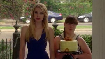 El ajustado vestido azul de Madison Montgomery (Emma Roberts) en la historia de terror estadounidense