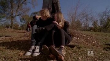 Los zapatos Converse de Evan Peters en American Horror Story