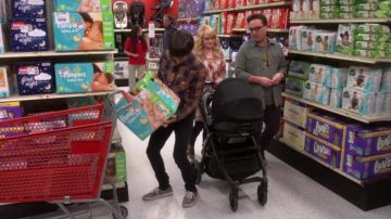 Sneakers grey and white of Howard Wolowitz (Simon Helberg) The Big Bang Theory S10E19