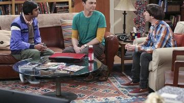 Les sneakers Vans bordeaux et blanches de Howard Wolowitz (Simon Helberg) dans The Big Bang Theory S09E08