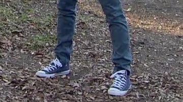 Zapatos Converse grises y blancos en The Bachelor