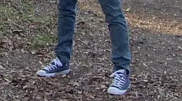 Les chaussures Converse grises et blanches dans The Bachelor