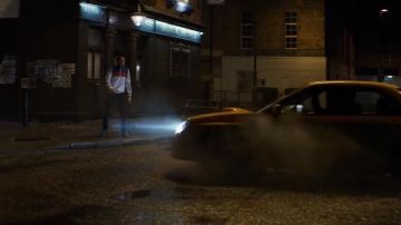 Los zapatos beige bajos de un extra en Kingsman: Secret Service