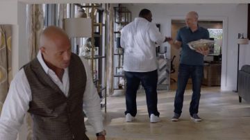 Las zapatillas grises que lleva Joe Krutel (Rob Corddry) en Ballers