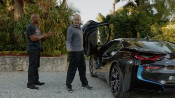 Los zapatos grises y blancos tipo nuevo equilibrio en Ballers