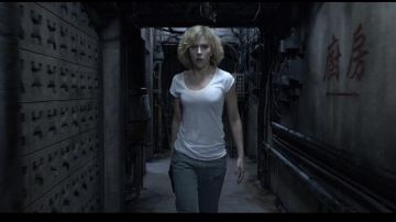 The worn-out boyfriend jeans worn by Lucy (Scarlett Johansson) in the movie Lucy