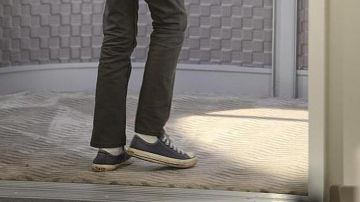 Les sneakers grises et blanches de Carter dans Supergirl