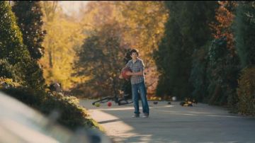 shoes grey and white of Quentin in " Paper Towns